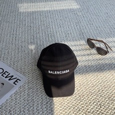 巴黎世家BALENCIAGA极简刺绣字母棒球帽|日常闭眼入 百看不厌的基础款棒球帽! 舒适面料,戴起来不压头顶,没有束缚 巴黎世家BALENCIAGA极简刺绣字母棒球帽|日常闭眼入 百看不厌的基础款棒球帽! 舒适面料,戴起来不压头顶,没有束缚