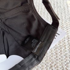 巴黎世家BALENCIAGA极简刺绣字母棒球帽|日常闭眼入 百看不厌的基础款棒球帽! 舒适面料,戴起来不压头顶,没有束缚 巴黎世家BALENCIAGA极简刺绣字母棒球帽|日常闭眼入 百看不厌的基础款棒球帽! 舒适面料,戴起来不压头顶,没有束缚