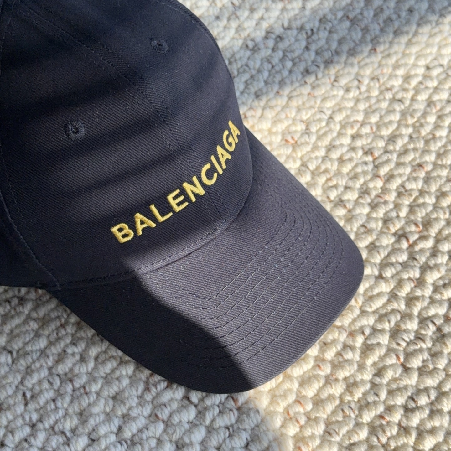 巴黎世家BALENCIAGA极简刺绣字母棒球帽｜日常闭眼入 百看不厌的基础款棒球帽！ 舒适面料，戴起来不压头顶，没有束缚