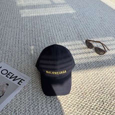 巴黎世家BALENCIAGA极简刺绣字母棒球帽|日常闭眼入 百看不厌的基础款棒球帽! 舒适面料,戴起来不压头顶,没有束缚 巴黎世家BALENCIAGA极简刺绣字母棒球帽|日常闭眼入 百看不厌的基础款棒球帽! 舒适面料,戴起来不压头顶,没有束缚