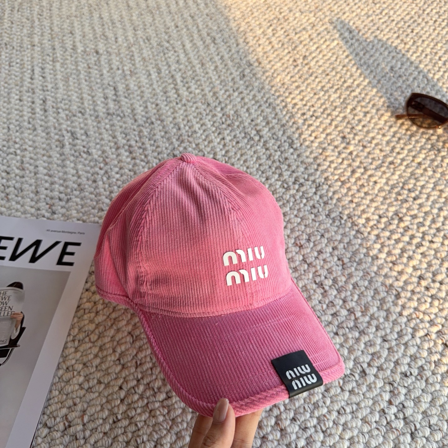 miumiu谬谬秋冬甜酷配饰✨miu风灯芯绒棒球帽合集 谁能拒绝灯芯绒带来的复古氛围感! 软糯灯芯绒面料,自带水洗做旧质 miumiu谬谬秋冬甜酷配饰✨miu风灯芯绒棒球帽合集 谁能拒绝灯芯绒带来的复古氛围感! 软糯灯芯绒面料,自带水洗做旧质