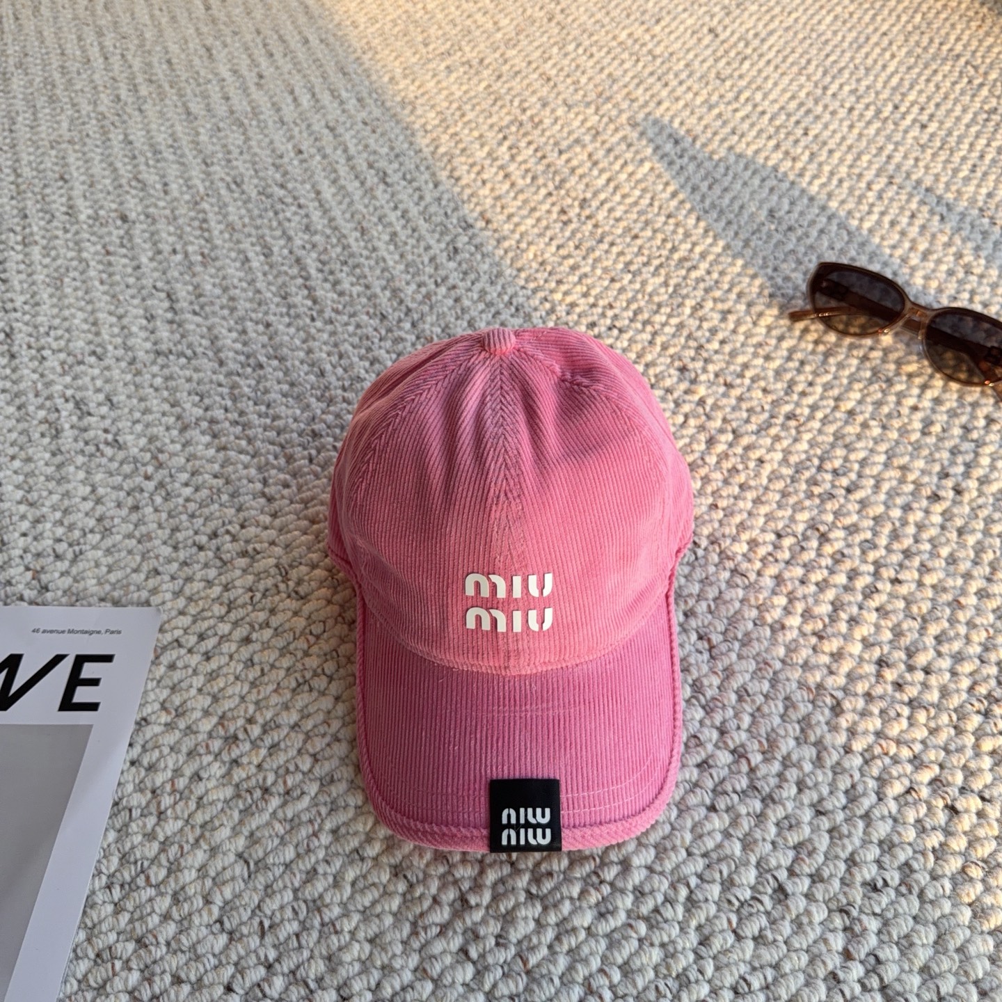 miumiu谬谬秋冬甜酷配饰✨miu风灯芯绒棒球帽合集 谁能拒绝灯芯绒带来的复古氛围感! 软糯灯芯绒面料,自带水洗做旧质 miumiu谬谬秋冬甜酷配饰✨miu风灯芯绒棒球帽合集 谁能拒绝灯芯绒带来的复古氛围感! 软糯灯芯绒面料,自带水洗做旧质