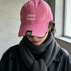miumiu谬谬秋冬甜酷配饰✨miu风灯芯绒棒球帽合集 谁能拒绝灯芯绒带来的复古氛围感! 软糯灯芯绒面料,自带水洗做旧质 miumiu谬谬秋冬甜酷配饰✨miu风灯芯绒棒球帽合集 谁能拒绝灯芯绒带来的复古氛围感! 软糯灯芯绒面料,自带水洗做旧质
