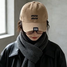 miumiu谬谬秋冬甜酷配饰✨miu风灯芯绒棒球帽合集 谁能拒绝灯芯绒带来的复古氛围感! 软糯灯芯绒面料,自带水洗做旧质 miumiu谬谬秋冬甜酷配饰✨miu风灯芯绒棒球帽合集 谁能拒绝灯芯绒带来的复古氛围感! 软糯灯芯绒面料,自带水洗做旧质