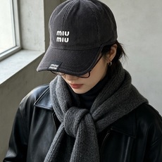 miumiu谬谬秋冬甜酷配饰✨miu风灯芯绒棒球帽合集 谁能拒绝灯芯绒带来的复古氛围感! 软糯灯芯绒面料,自带水洗做旧质 miumiu谬谬秋冬甜酷配饰✨miu风灯芯绒棒球帽合集 谁能拒绝灯芯绒带来的复古氛围感! 软糯灯芯绒面料,自带水洗做旧质