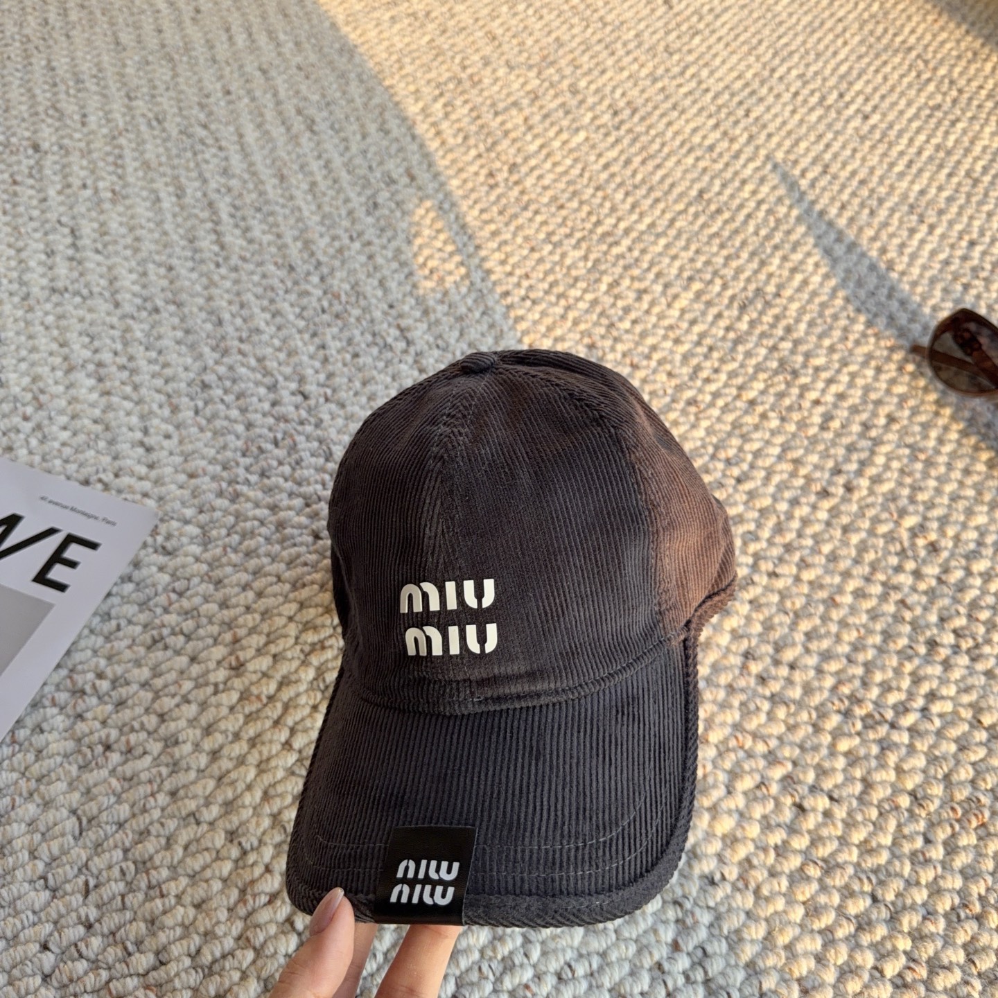 miumiu谬谬秋冬甜酷配饰✨miu风灯芯绒棒球帽合集 谁能拒绝灯芯绒带来的复古氛围感！ 软糯灯芯绒面料，自带水洗做旧质