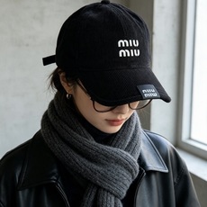 miumiu谬谬秋冬甜酷配饰✨miu风灯芯绒棒球帽合集 谁能拒绝灯芯绒带来的复古氛围感! 软糯灯芯绒面料,自带水洗做旧质 miumiu谬谬秋冬甜酷配饰✨miu风灯芯绒棒球帽合集 谁能拒绝灯芯绒带来的复古氛围感! 软糯灯芯绒面料,自带水洗做旧质