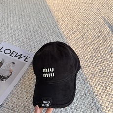 miumiu谬谬秋冬甜酷配饰✨miu风灯芯绒棒球帽合集 谁能拒绝灯芯绒带来的复古氛围感! 软糯灯芯绒面料,自带水洗做旧质 miumiu谬谬秋冬甜酷配饰✨miu风灯芯绒棒球帽合集 谁能拒绝灯芯绒带来的复古氛围感! 软糯灯芯绒面料,自带水洗做旧质