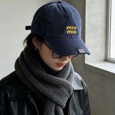 miumiu谬谬秋冬甜酷配饰✨miu风灯芯绒棒球帽合集 谁能拒绝灯芯绒带来的复古氛围感! 软糯灯芯绒面料,自带水洗做旧质 miumiu谬谬秋冬甜酷配饰✨miu风灯芯绒棒球帽合集 谁能拒绝灯芯绒带来的复古氛围感! 软糯灯芯绒面料,自带水洗做旧质