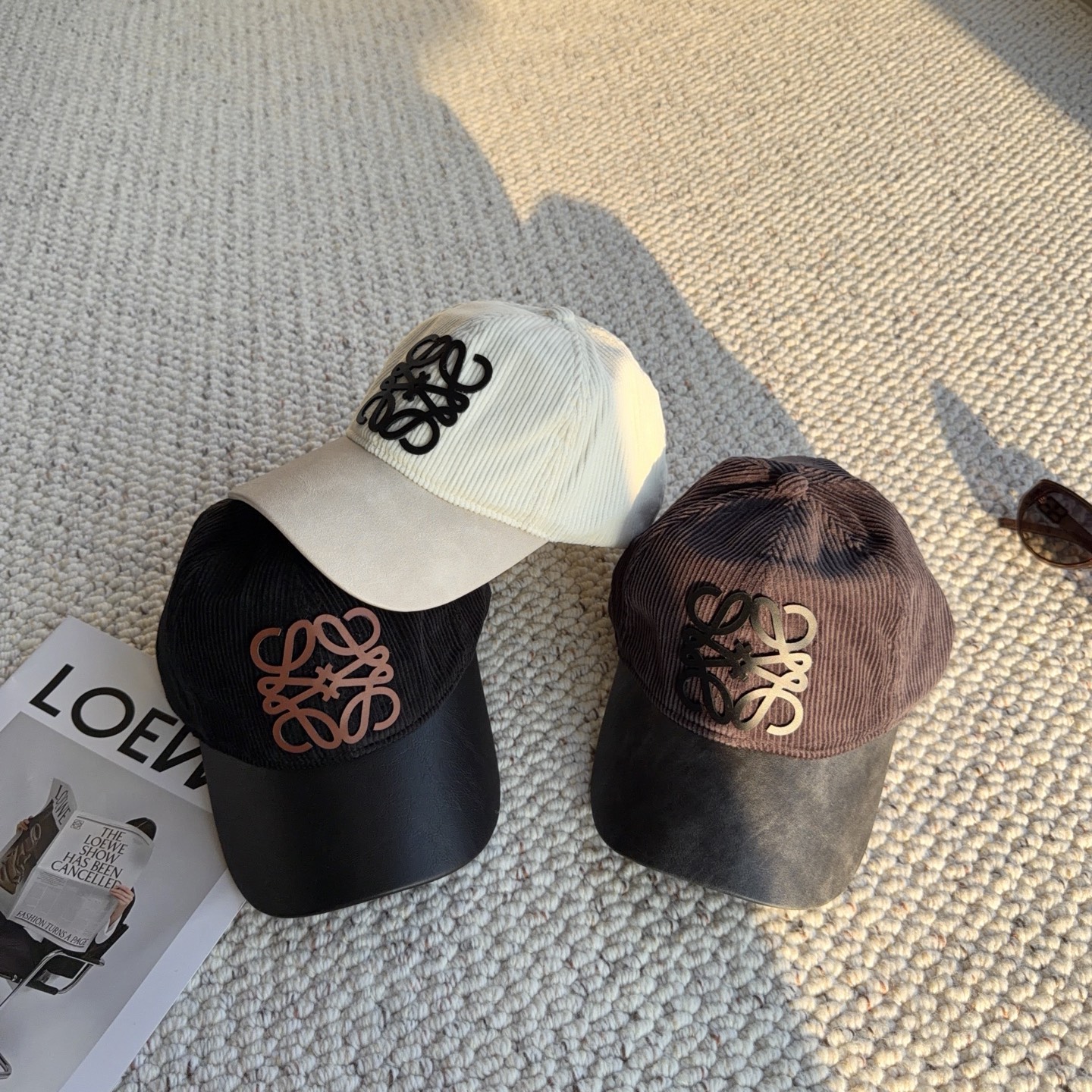 罗意威LOEWE 秋冬显贵配饰|灯芯绒拼皮棒球帽✨ 秋冬就爱这种复古又高级的帽款! 帽身是质感灯芯绒,清晰竖条肌理,搭配 罗意威LOEWE 秋冬显贵配饰|灯芯绒拼皮棒球帽✨ 秋冬就爱这种复古又高级的帽款! 帽身是质感灯芯绒,清晰竖条肌理,搭配