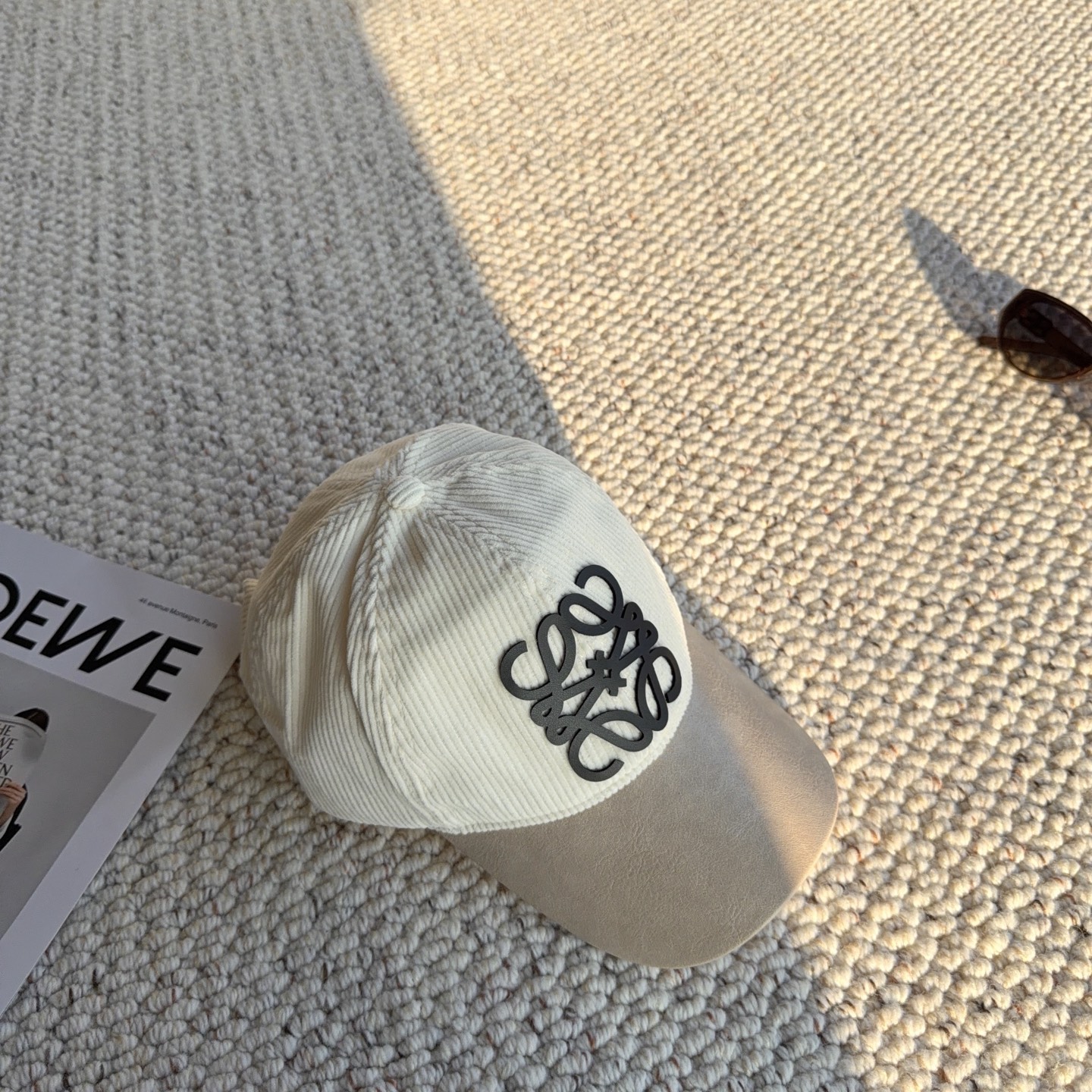 罗意威LOEWE 秋冬显贵配饰|灯芯绒拼皮棒球帽✨ 秋冬就爱这种复古又高级的帽款! 帽身是质感灯芯绒,清晰竖条肌理,搭配 罗意威LOEWE 秋冬显贵配饰|灯芯绒拼皮棒球帽✨ 秋冬就爱这种复古又高级的帽款! 帽身是质感灯芯绒,清晰竖条肌理,搭配
