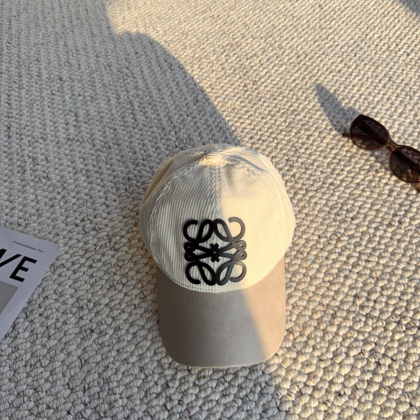 罗意威LOEWE 秋冬显贵配饰|灯芯绒拼皮棒球帽✨ 秋冬就爱这种复古又高级的帽款! 帽身是质感灯芯绒,清晰竖条肌理,搭配 罗意威LOEWE 秋冬显贵配饰|灯芯绒拼皮棒球帽✨ 秋冬就爱这种复古又高级的帽款! 帽身是质感灯芯绒,清晰竖条肌理,搭配