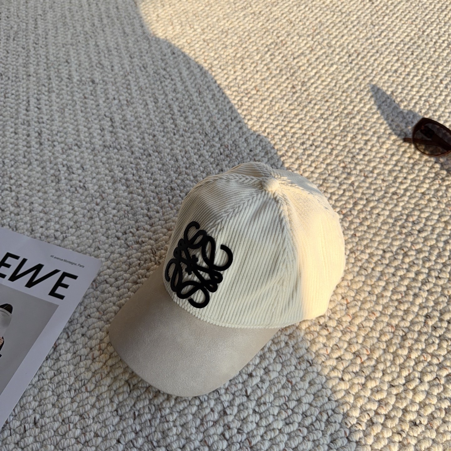 罗意威LOEWE 秋冬显贵配饰|灯芯绒拼皮棒球帽✨ 秋冬就爱这种复古又高级的帽款! 帽身是质感灯芯绒,清晰竖条肌理,搭配 罗意威LOEWE 秋冬显贵配饰|灯芯绒拼皮棒球帽✨ 秋冬就爱这种复古又高级的帽款! 帽身是质感灯芯绒,清晰竖条肌理,搭配