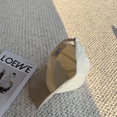 罗意威LOEWE 秋冬显贵配饰|灯芯绒拼皮棒球帽✨ 秋冬就爱这种复古又高级的帽款! 帽身是质感灯芯绒,清晰竖条肌理,搭配 罗意威LOEWE 秋冬显贵配饰|灯芯绒拼皮棒球帽✨ 秋冬就爱这种复古又高级的帽款! 帽身是质感灯芯绒,清晰竖条肌理,搭配