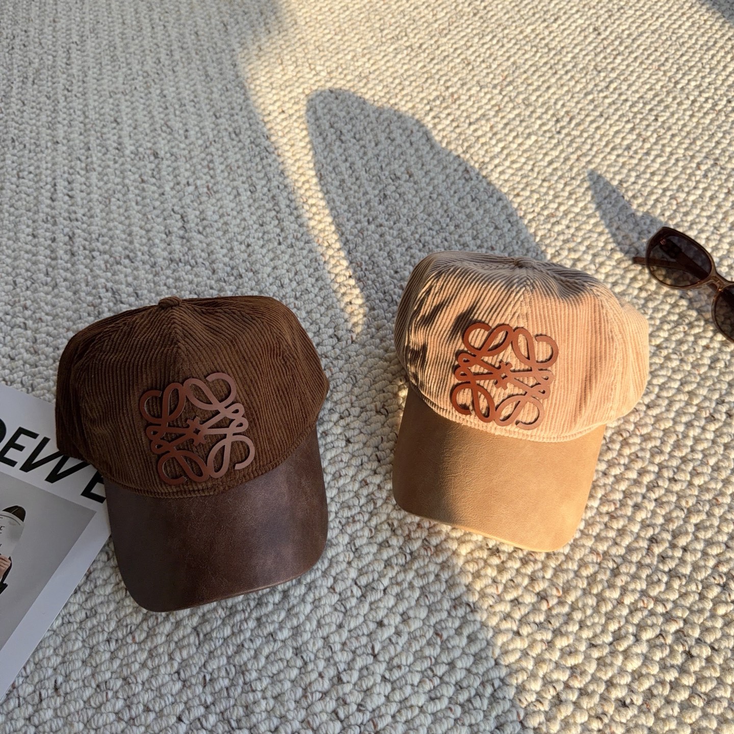 罗意威LOEWE 秋冬显贵配饰｜灯芯绒拼皮棒球帽✨ 秋冬就爱这种复古又高级的帽款！ 帽身是质感灯芯绒，清晰竖条肌理，搭配