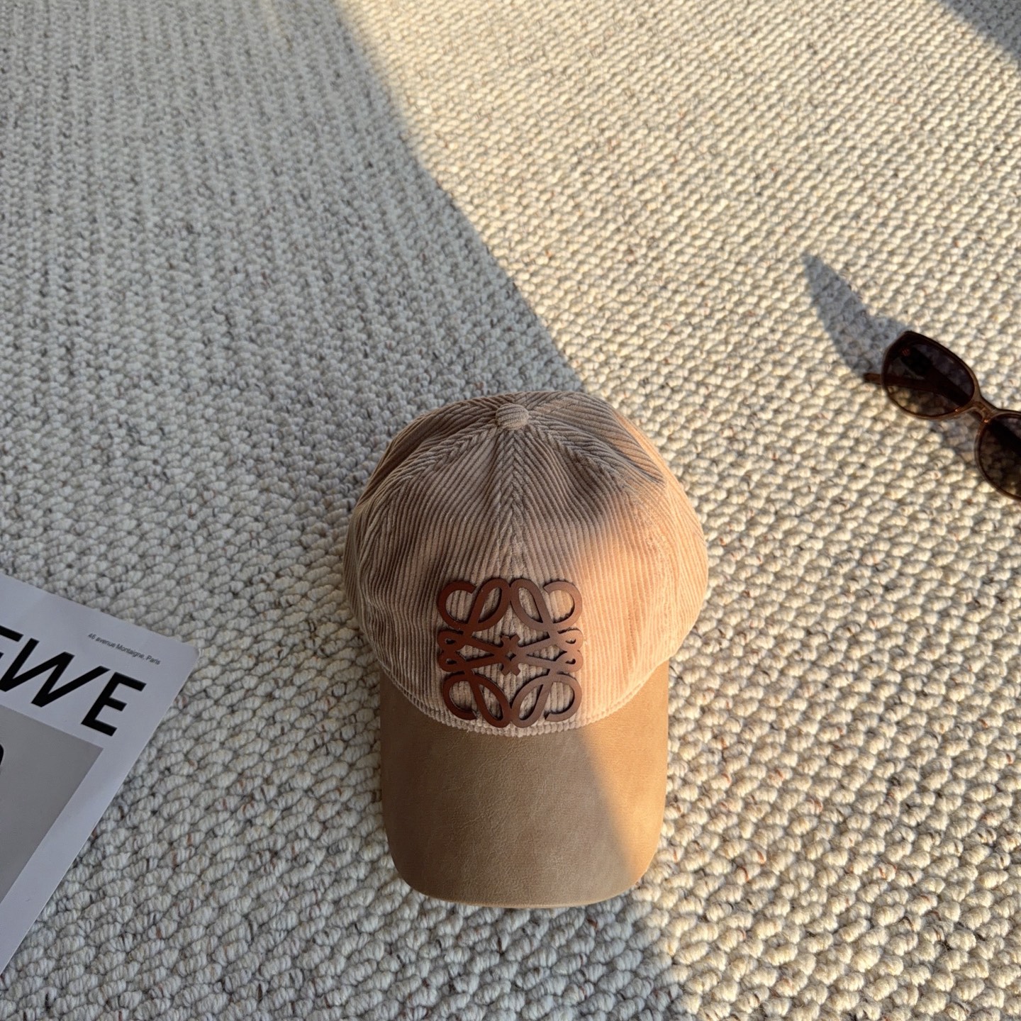 罗意威LOEWE 秋冬显贵配饰|灯芯绒拼皮棒球帽✨ 秋冬就爱这种复古又高级的帽款! 帽身是质感灯芯绒,清晰竖条肌理,搭配 罗意威LOEWE 秋冬显贵配饰|灯芯绒拼皮棒球帽✨ 秋冬就爱这种复古又高级的帽款! 帽身是质感灯芯绒,清晰竖条肌理,搭配