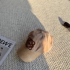 罗意威LOEWE 秋冬显贵配饰|灯芯绒拼皮棒球帽✨ 秋冬就爱这种复古又高级的帽款! 帽身是质感灯芯绒,清晰竖条肌理,搭配 罗意威LOEWE 秋冬显贵配饰|灯芯绒拼皮棒球帽✨ 秋冬就爱这种复古又高级的帽款! 帽身是质感灯芯绒,清晰竖条肌理,搭配