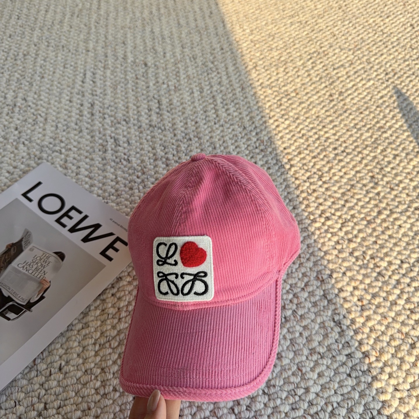 罗意威loewe秋冬甜酷帽子|爱心贴布灯芯绒棒球帽❤️ 谁能拒绝带小爱心的复古灯芯绒帽子! 水洗灯芯绒面料,自带软糯竖条 罗意威loewe秋冬甜酷帽子|爱心贴布灯芯绒棒球帽❤️ 谁能拒绝带小爱心的复古灯芯绒帽子! 水洗灯芯绒面料,自带软糯竖条