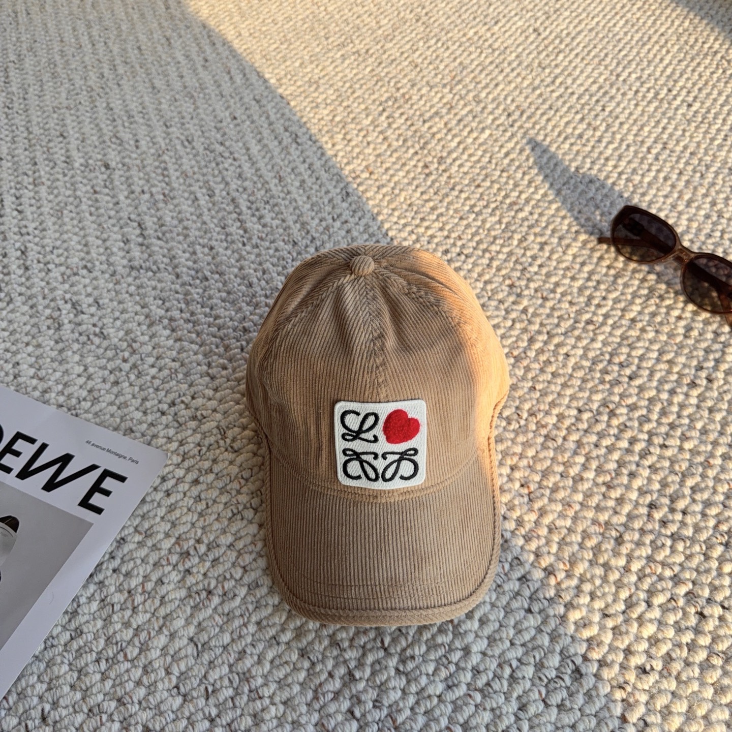 罗意威loewe秋冬甜酷帽子｜爱心贴布灯芯绒棒球帽❤️ 谁能拒绝带小爱心的复古灯芯绒帽子！ 水洗灯芯绒面料，自带软糯竖条