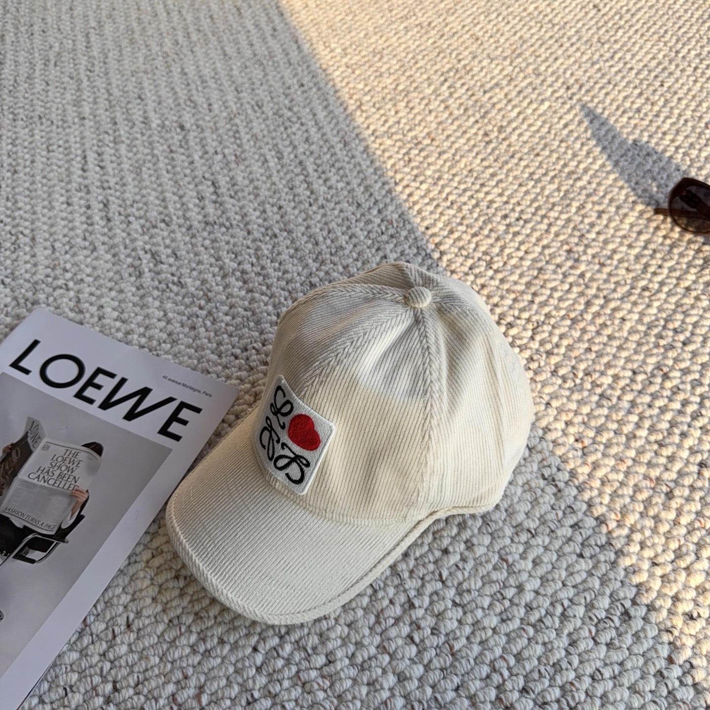 罗意威loewe秋冬甜酷帽子｜爱心贴布灯芯绒棒球帽❤️ 谁能拒绝带小爱心的复古灯芯绒帽子！ 水洗灯芯绒面料，自带软糯竖条