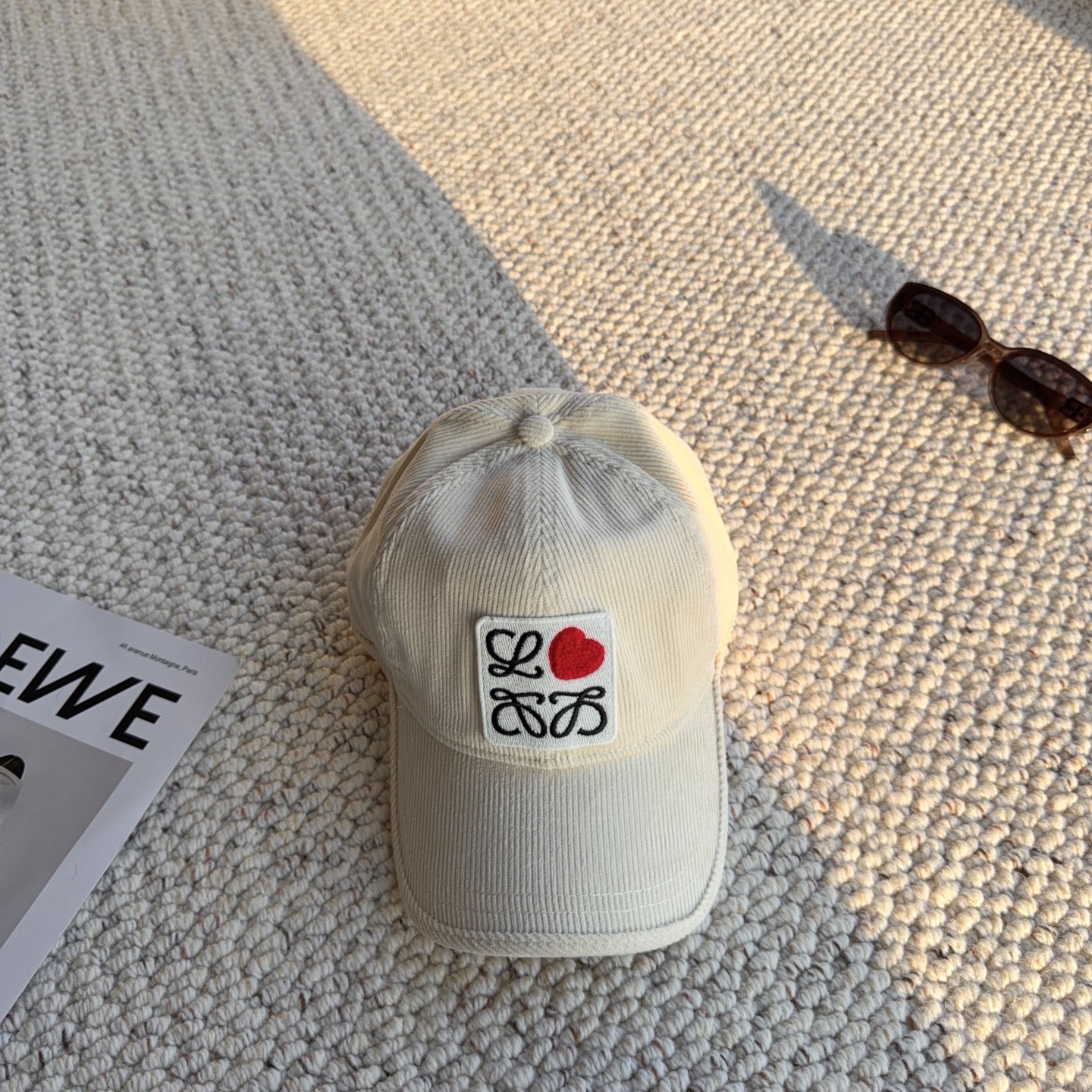 罗意威loewe秋冬甜酷帽子｜爱心贴布灯芯绒棒球帽❤️ 谁能拒绝带小爱心的复古灯芯绒帽子！ 水洗灯芯绒面料，自带软糯竖条