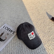 罗意威loewe秋冬甜酷帽子|爱心贴布灯芯绒棒球帽❤️ 谁能拒绝带小爱心的复古灯芯绒帽子! 水洗灯芯绒面料,自带软糯竖条 罗意威loewe秋冬甜酷帽子|爱心贴布灯芯绒棒球帽❤️ 谁能拒绝带小爱心的复古灯芯绒帽子! 水洗灯芯绒面料,自带软糯竖条
