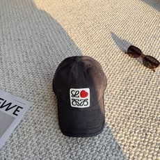 罗意威loewe秋冬甜酷帽子|爱心贴布灯芯绒棒球帽❤️ 谁能拒绝带小爱心的复古灯芯绒帽子! 水洗灯芯绒面料,自带软糯竖条 罗意威loewe秋冬甜酷帽子|爱心贴布灯芯绒棒球帽❤️ 谁能拒绝带小爱心的复古灯芯绒帽子! 水洗灯芯绒面料,自带软糯竖条