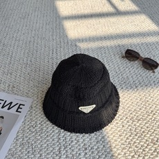 普拉达Prada三角标针织渔夫帽🖤🤍 太爱这种松弛随性的帽型! 粗线镂空针织面料,肌理感十足,透气不闷,立体三角铭牌作为 普拉达Prada三角标针织渔夫帽🖤🤍 太爱这种松弛随性的帽型! 粗线镂空针织面料,肌理感十足,透气不闷,立体三角铭牌作为