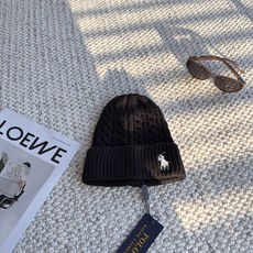 Polo秋冬封神的绞花针织冷帽来啦🤎 经典POLO小马刺绣标识,复古绞花麻花编织工艺,肌理感十足。 厚实软糯针织面料,保 Polo秋冬封神的绞花针织冷帽来啦🤎 经典POLO小马刺绣标识,复古绞花麻花编织工艺,肌理感十足。 厚实软糯针织面料,保