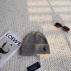 POLO经典小马刺绣,利落竖坑条针织纹理,竖向纹路视觉拉高颅顶,巨显脸小。 针织料子密实软糯,保暖不闷,翻边帽型,对头型 POLO经典小马刺绣,利落竖坑条针织纹理,竖向纹路视觉拉高颅顶,巨显脸小。 针织料子密实软糯,保暖不闷,翻边帽型,对头型