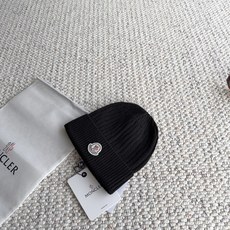 蒙口秋冬封神刚需冷帽合集来啦🤎 Moncler经典圆形徽章标识,辨识度拉满,利落竖坑条针织肌理。 针织料子密实厚实,保暖 蒙口秋冬封神刚需冷帽合集来啦🤎 Moncler经典圆形徽章标识,辨识度拉满,利落竖坑条针织肌理。 针织料子密实厚实,保暖