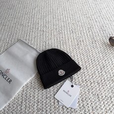 蒙口秋冬封神刚需冷帽合集来啦🤎 Moncler经典圆形徽章标识,辨识度拉满,利落竖坑条针织肌理。 针织料子密实厚实,保暖 蒙口秋冬封神刚需冷帽合集来啦🤎 Moncler经典圆形徽章标识,辨识度拉满,利落竖坑条针织肌理。 针织料子密实厚实,保暖