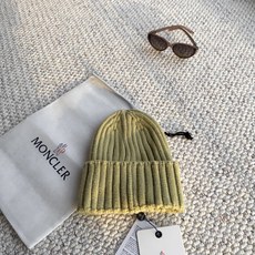 Moncler蒙口秋冬新款针织帽,蒙口彩色针织冷帽来啦💚 经典圆形徽章小标,辨识度很高,竖坑条针织肌理,质感扎实。 面料 Moncler蒙口秋冬新款针织帽,蒙口彩色针织冷帽来啦💚 经典圆形徽章小标,辨识度很高,竖坑条针织肌理,质感扎实。 面料