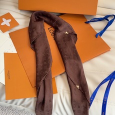 🆕 LV 正品金属配件Monogram Cerise 桑蚕丝方巾出自路易威登 以明快的艺术风格重绎经典品牌标识。Mon 🆕 LV 正品金属配件Monogram Cerise 桑蚕丝方巾出自路易威登 以明快的艺术风格重绎经典品牌标识。Mon