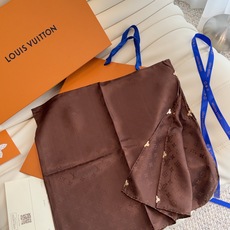 LV 正品金属配件Monogram Cerise 桑蚕丝方巾出自路易威登 以明快的艺术风格重绎经典品牌标识。Monogr LV 正品金属配件Monogram Cerise 桑蚕丝方巾出自路易威登 以明快的艺术风格重绎经典品牌标识。Monogr