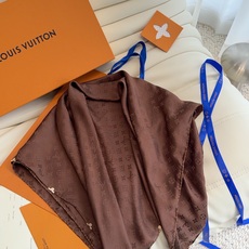 🆕 LV 正品金属配件Monogram Cerise 桑蚕丝方巾出自路易威登 以明快的艺术风格重绎经典品牌标识。Mon 🆕 LV 正品金属配件Monogram Cerise 桑蚕丝方巾出自路易威登 以明快的艺术风格重绎经典品牌标识。Mon