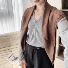🆕 LV 正品金属配件Monogram Cerise 桑蚕丝方巾出自路易威登 以明快的艺术风格重绎经典品牌标识。Mon 🆕 LV 正品金属配件Monogram Cerise 桑蚕丝方巾出自路易威登 以明快的艺术风格重绎经典品牌标识。Mon