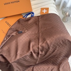 🆕 LV 正品金属配件Monogram Cerise 桑蚕丝方巾出自路易威登 以明快的艺术风格重绎经典品牌标识。Mon 🆕 LV 正品金属配件Monogram Cerise 桑蚕丝方巾出自路易威登 以明快的艺术风格重绎经典品牌标识。Mon