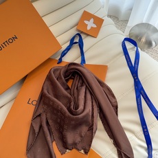 🆕 LV 正品金属配件Monogram Cerise 桑蚕丝方巾出自路易威登 以明快的艺术风格重绎经典品牌标识。Mon 🆕 LV 正品金属配件Monogram Cerise 桑蚕丝方巾出自路易威登 以明快的艺术风格重绎经典品牌标识。Mon