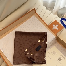 LV 正品金属配件Monogram Cerise 桑蚕丝方巾出自路易威登 以明快的艺术风格重绎经典品牌标识。Monogr LV 正品金属配件Monogram Cerise 桑蚕丝方巾出自路易威登 以明快的艺术风格重绎经典品牌标识。Monogr