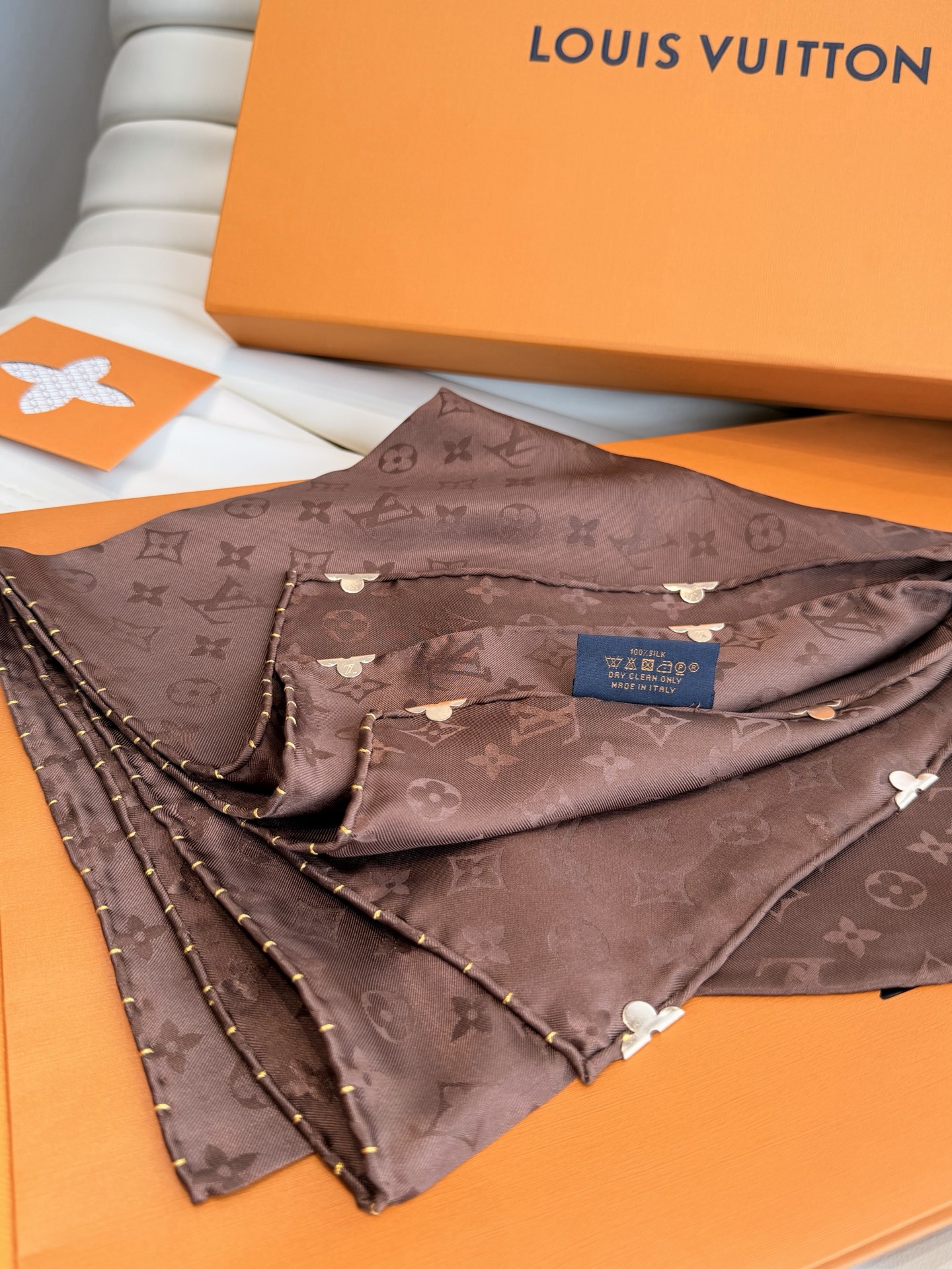 🆕 LV 正品金属配件Monogram Cerise 桑蚕丝方巾出自路易威登 以明快的艺术风格重绎经典品牌标识。Mon 🆕 LV 正品金属配件Monogram Cerise 桑蚕丝方巾出自路易威登 以明快的艺术风格重绎经典品牌标识。Mon