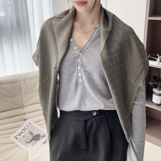 🆕 LV 正品金属配件Monogram Cerise 桑蚕丝方巾出自路易威登 以明快的艺术风格重绎经典品牌标识。Mon 🆕 LV 正品金属配件Monogram Cerise 桑蚕丝方巾出自路易威登 以明快的艺术风格重绎经典品牌标识。Mon