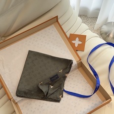 LV 正品金属配件Monogram Cerise 桑蚕丝方巾出自路易威登 以明快的艺术风格重绎经典品牌标识。Monogr LV 正品金属配件Monogram Cerise 桑蚕丝方巾出自路易威登 以明快的艺术风格重绎经典品牌标识。Monogr