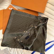 🆕 LV 正品金属配件Monogram Cerise 桑蚕丝方巾出自路易威登 以明快的艺术风格重绎经典品牌标识。Mon 🆕 LV 正品金属配件Monogram Cerise 桑蚕丝方巾出自路易威登 以明快的艺术风格重绎经典品牌标识。Mon