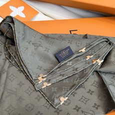 🆕 LV 正品金属配件Monogram Cerise 桑蚕丝方巾出自路易威登 以明快的艺术风格重绎经典品牌标识。Mon 🆕 LV 正品金属配件Monogram Cerise 桑蚕丝方巾出自路易威登 以明快的艺术风格重绎经典品牌标识。Mon
