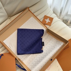 🆕 LV 正品金属配件Monogram Cerise 桑蚕丝方巾出自路易威登 以明快的艺术风格重绎经典品牌标识。Mon 🆕 LV 正品金属配件Monogram Cerise 桑蚕丝方巾出自路易威登 以明快的艺术风格重绎经典品牌标识。Mon
