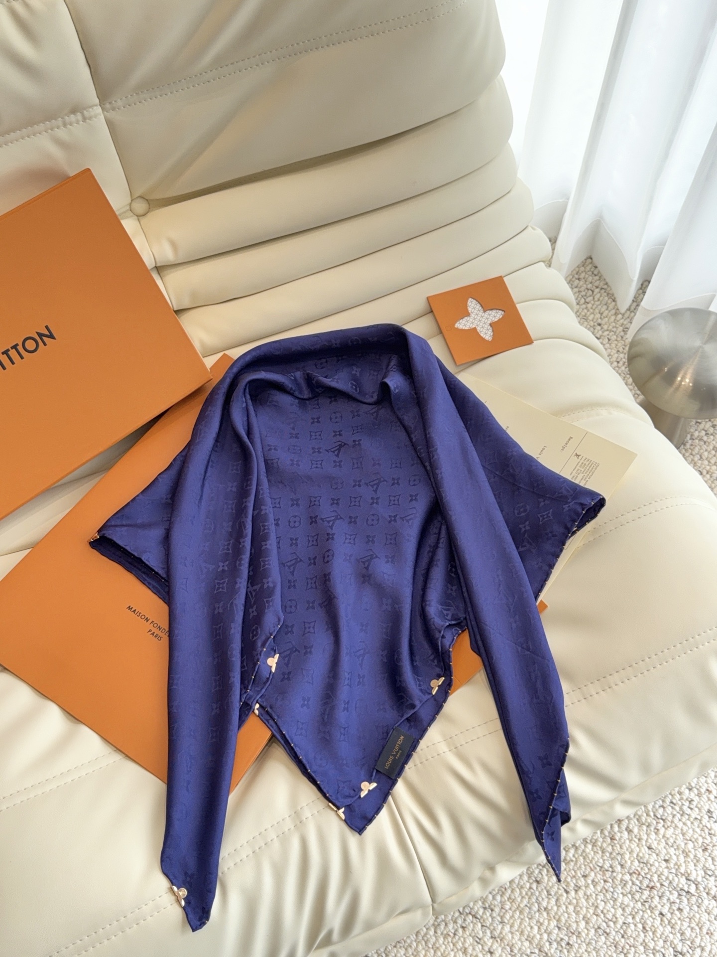 🆕 LV 正品金属配件Monogram Cerise 桑蚕丝方巾出自路易威登 以明快的艺术风格重绎经典品牌标识。Mon 🆕 LV 正品金属配件Monogram Cerise 桑蚕丝方巾出自路易威登 以明快的艺术风格重绎经典品牌标识。Mon