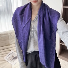 🆕 LV 正品金属配件Monogram Cerise 桑蚕丝方巾出自路易威登 以明快的艺术风格重绎经典品牌标识。Mon 🆕 LV 正品金属配件Monogram Cerise 桑蚕丝方巾出自路易威登 以明快的艺术风格重绎经典品牌标识。Mon