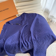 🆕 LV 正品金属配件Monogram Cerise 桑蚕丝方巾出自路易威登 以明快的艺术风格重绎经典品牌标识。Mon 🆕 LV 正品金属配件Monogram Cerise 桑蚕丝方巾出自路易威登 以明快的艺术风格重绎经典品牌标识。Mon