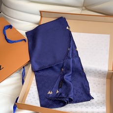 🆕 LV 正品金属配件Monogram Cerise 桑蚕丝方巾出自路易威登 以明快的艺术风格重绎经典品牌标识。Mon 🆕 LV 正品金属配件Monogram Cerise 桑蚕丝方巾出自路易威登 以明快的艺术风格重绎经典品牌标识。Mon
